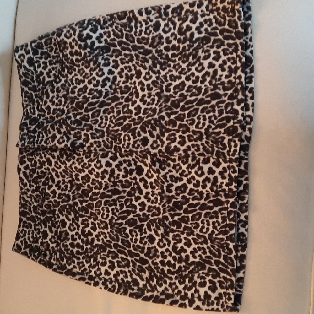 Macy's Inc size 6 animal print mini skirt.